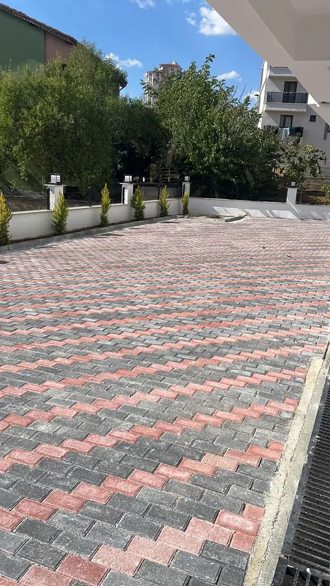 Kilitli parke taşı açık otopark