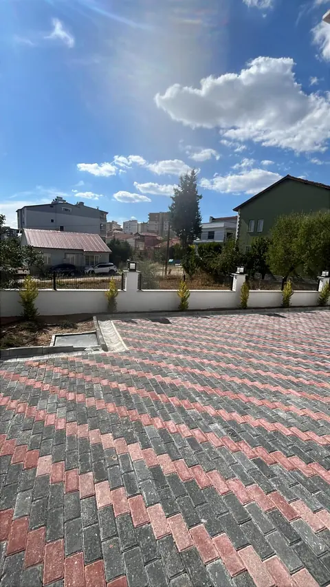 Aydınlatmalı bahçe duvarı ve altın servi ağaçları
