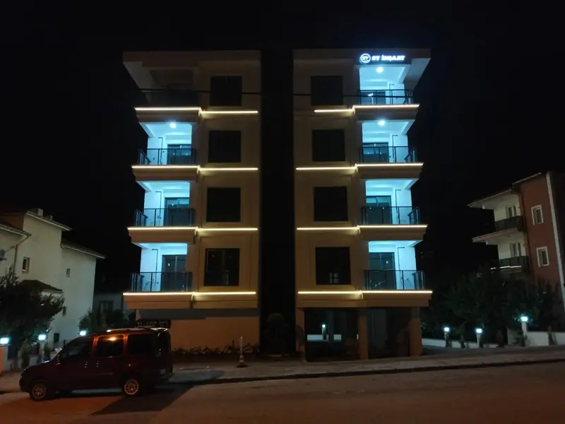 Can Apartmanı gece görünümü, balkonlarda LED cephe aydınlatması