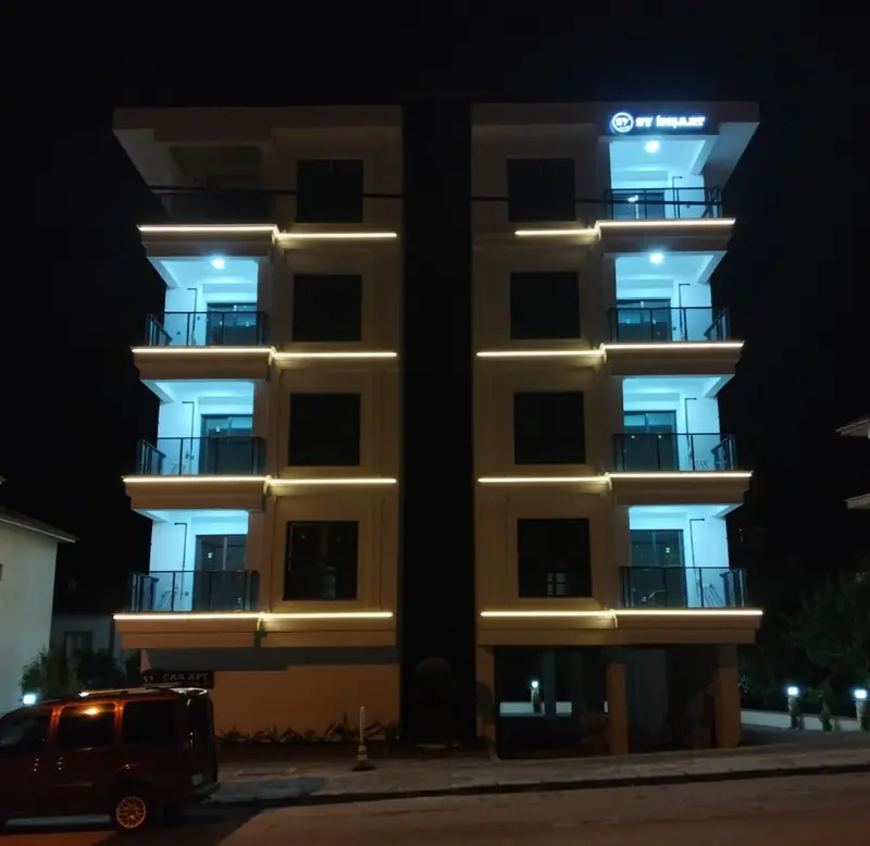 Can Apartmanı tamamlanmış hali, gece LED aydınlatmalı ön cephe