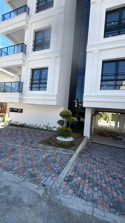 Can Apartmanı giriş cephesi ve CAN APT No:41 tabelası