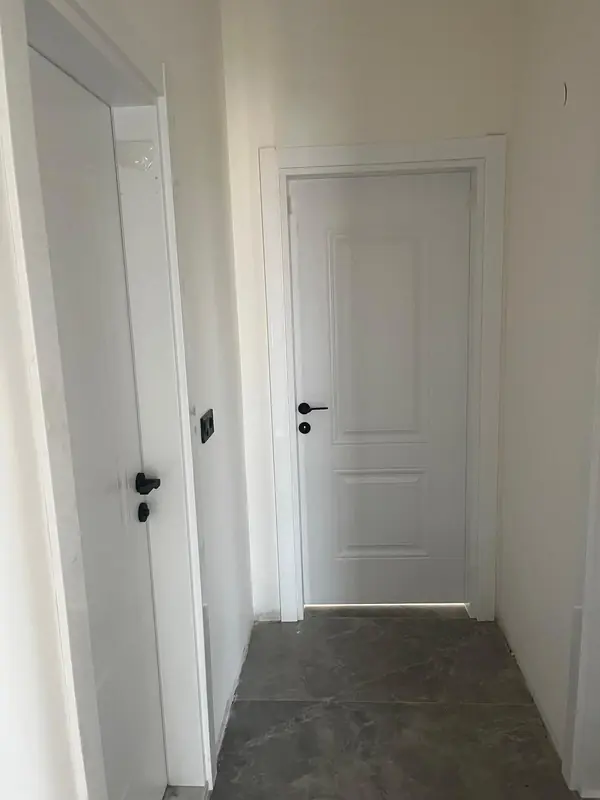 Daire içi lake panel kapılar ve siyah kapı kolları
