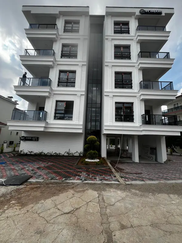 Can Apartmanı ön cephe ve giriş tabelası