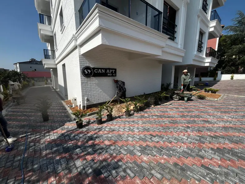 SY Grup ekibi Can Apartmanı peyzajında son dokunuşları yaparken